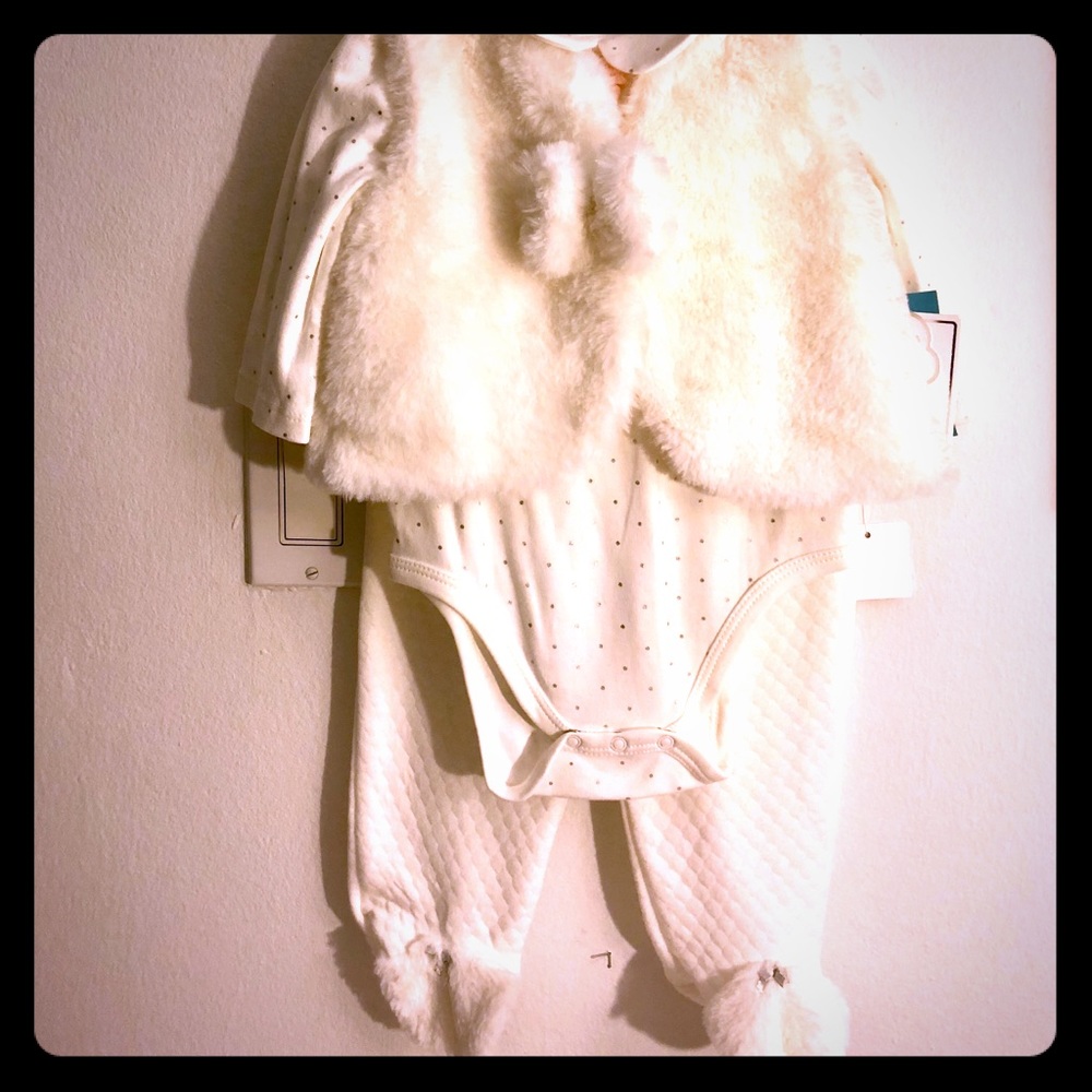 4- piece baby outfit in white NEW w tags